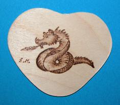 Herzscheibe mittel abgerundet mit chin. Sternzeichen Drache