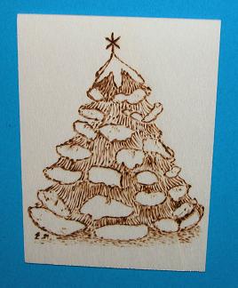 Holz-Postkarte mit Schneetanne