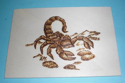 Holz-Postkarte mit Sternzeichen Skorpion