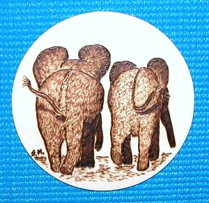 Rondelle mit 2 Elefantenbabys von hinten