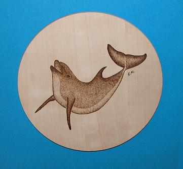 rundes Rstbrett mit springendem Delfin