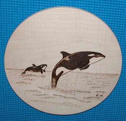 rundes Rstbrett mit Orcas Mam und Baby