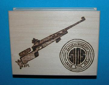 Zettelbox mit Gewehr und Zielscheibe