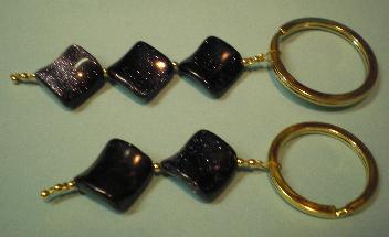 dunkelblaue Quadrate mit Goldglimmer
