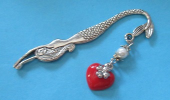 Meerjungfrau kl. Herz rot emailiert mit Kreuz 1 Perle