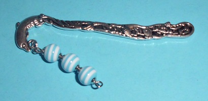 kleine blaue Kunststoffperlen