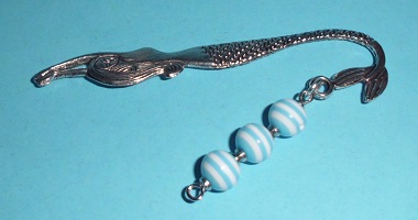 kleine blaue Kunststoffperlen