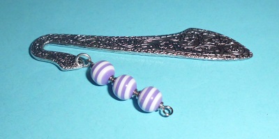 violette Kunststoffperlen