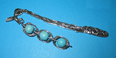 3 Trkise Kugeln im Rahmen